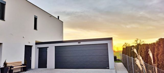 Montovaná garáž u domu s dveřmi
