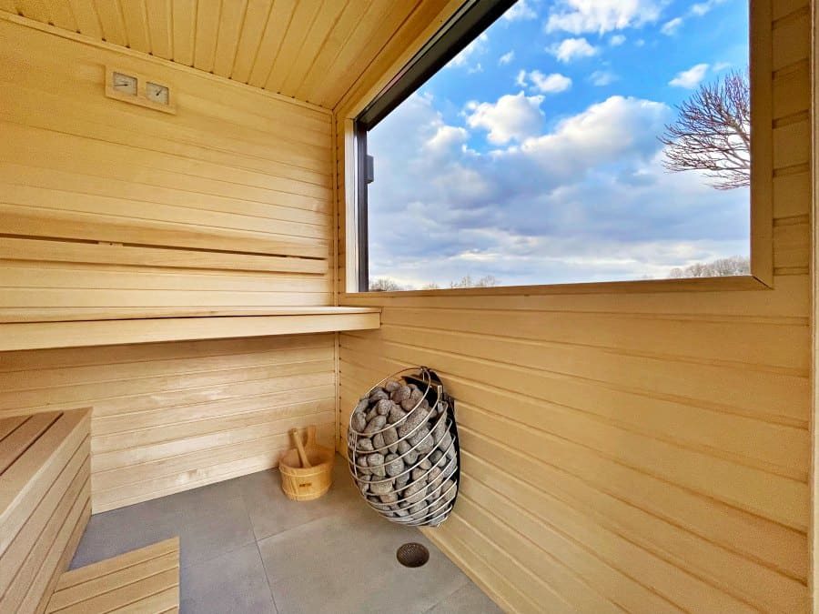 Dřevěný interiér venkovní sauny
