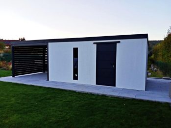 Montovaný prostorný zahradní domek s přístřeškem, designovým světlíkem a dveřmi