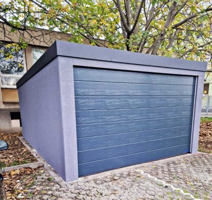 Zateplená montovaná garáž, šedá omítka