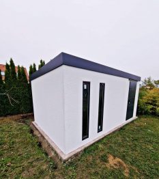 Montovaný zahradní domek s designovými světlíky