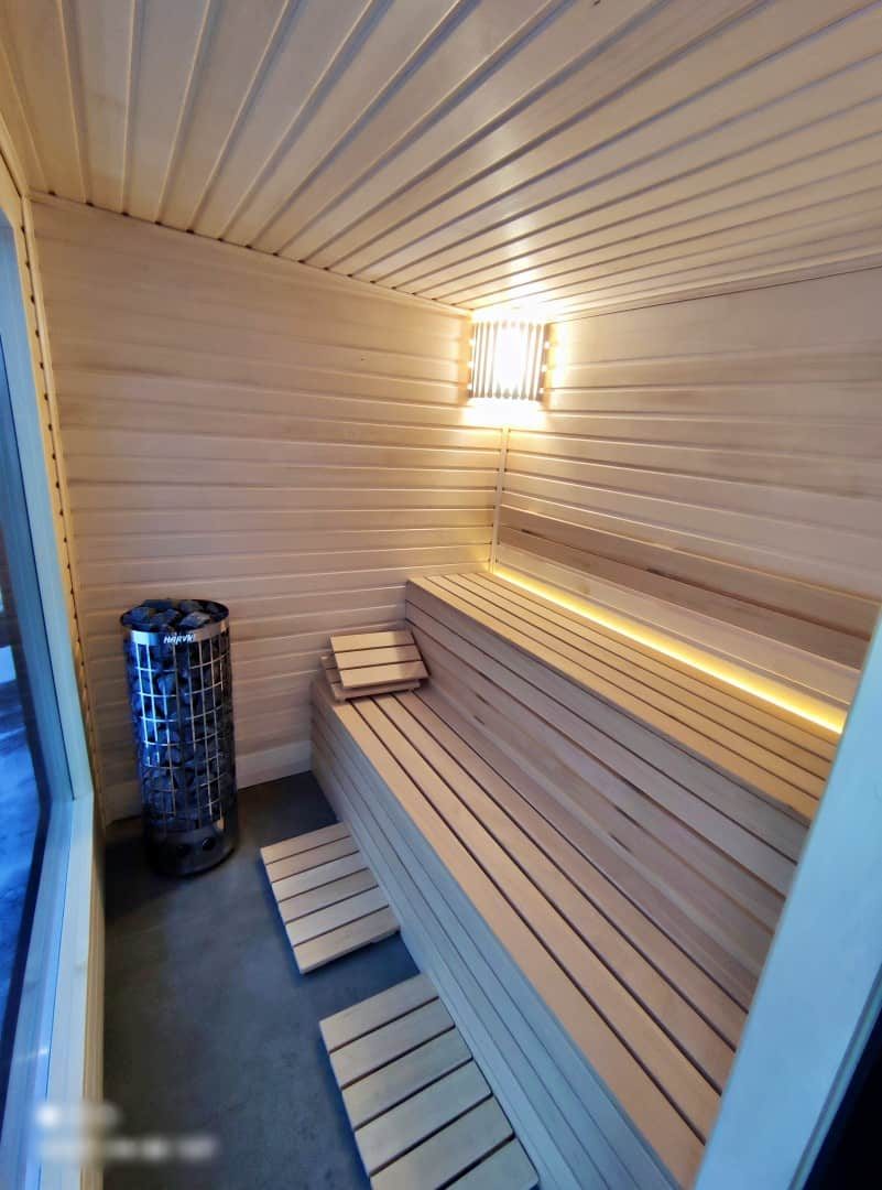 Interiér venkovní finské sauny se zastřešenou terasou a dřevěným interiérem