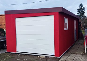 Montovaná garáž pro 1 auto s pultovou střechou a sekčními vraty v bílé barvě