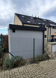 Montovaný zahradní domek s pultovou střechou a hotovou světle šedou omítkou