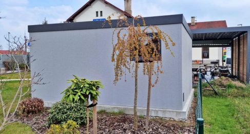 Montovaný zahradní domek se světle šedou omítkou