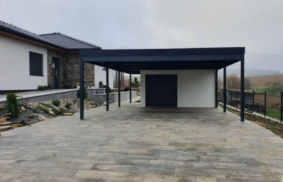 Porovnanie materiálov pre prístrešky na auto