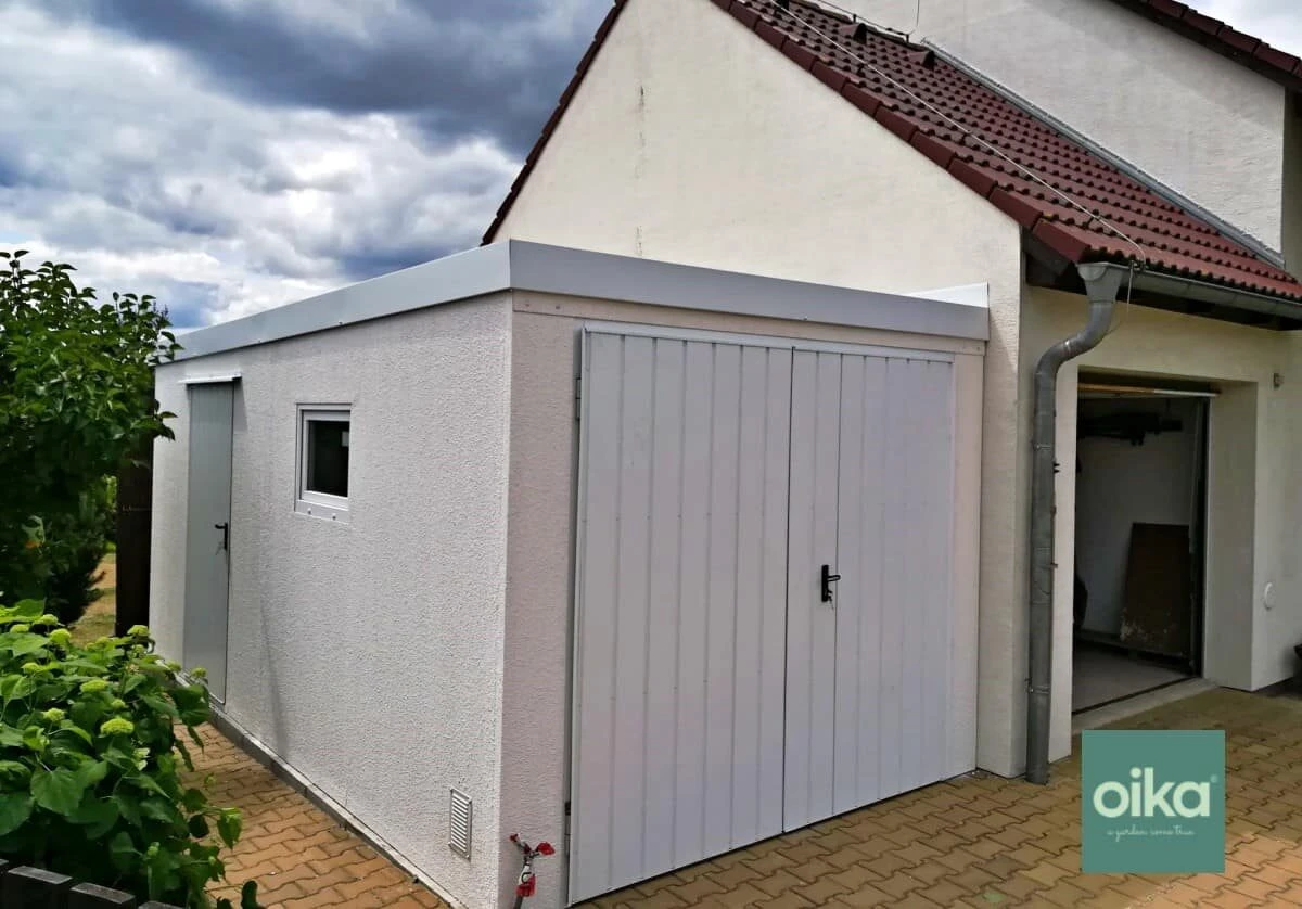 Montovaná garáž pre 1 auto pri dome so šikmou strechou