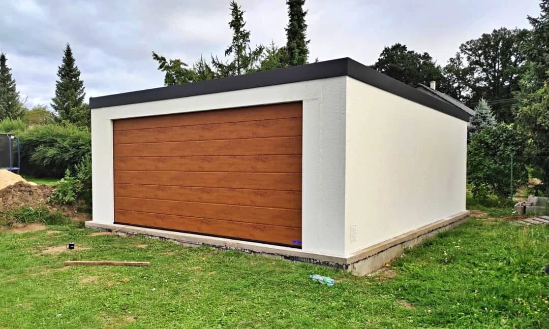 Montovaná garáž pre 2 autá s hotovou omietkou a šikmou strechou