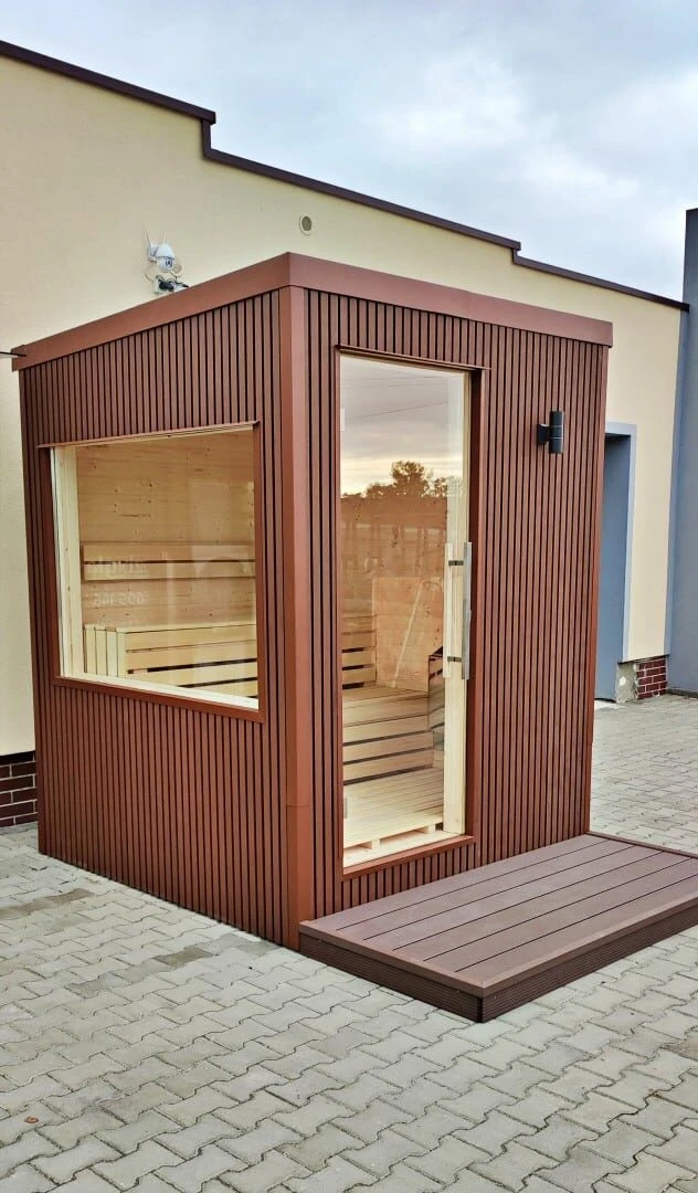 Vonkajšia fínska sauna s prednou terasou a veľkým oknom