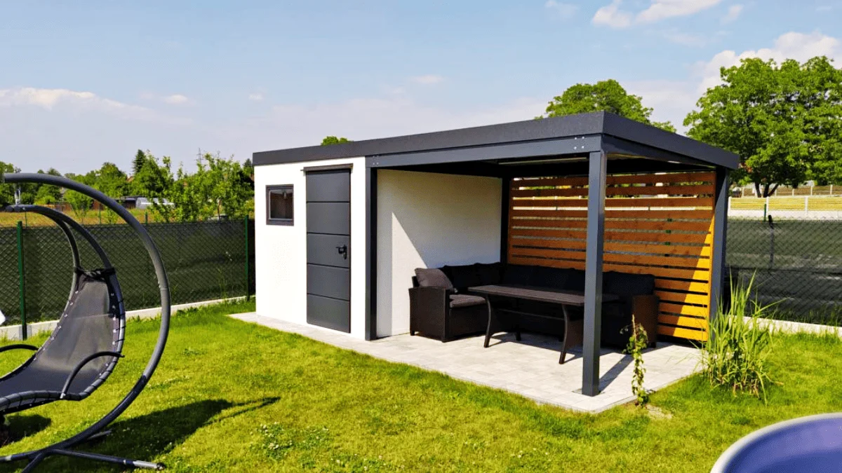 Pergola so záhradným domčekom