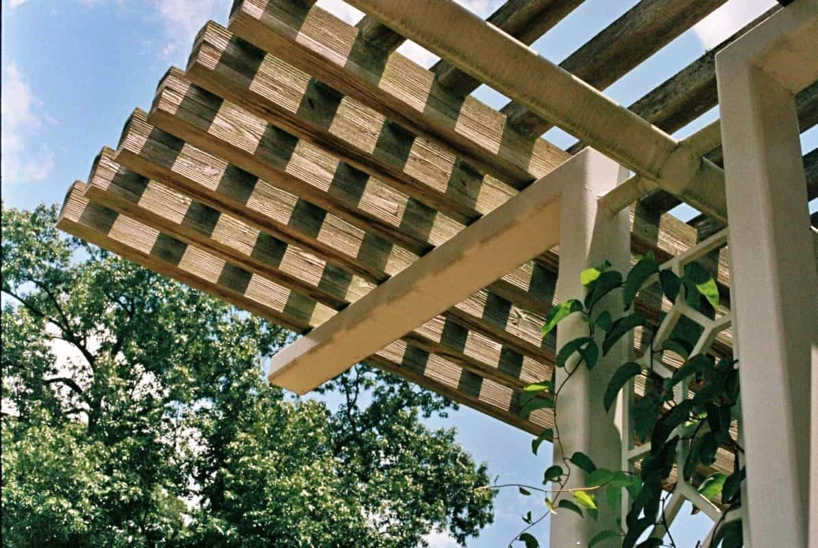 Drevená pergola, praktická ozdoba záhrady