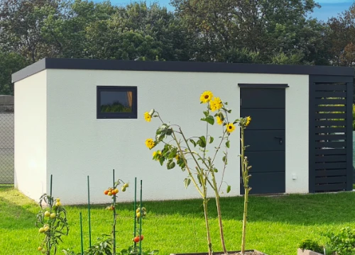 Záhradný domčeks dverami za polovicu