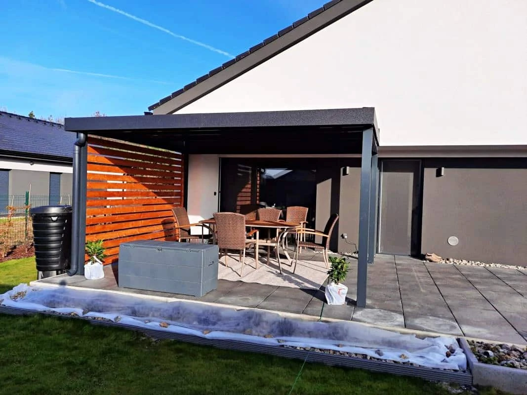 Montovaná pergola na terase s napojením na dom Drevená pergola od A po Z