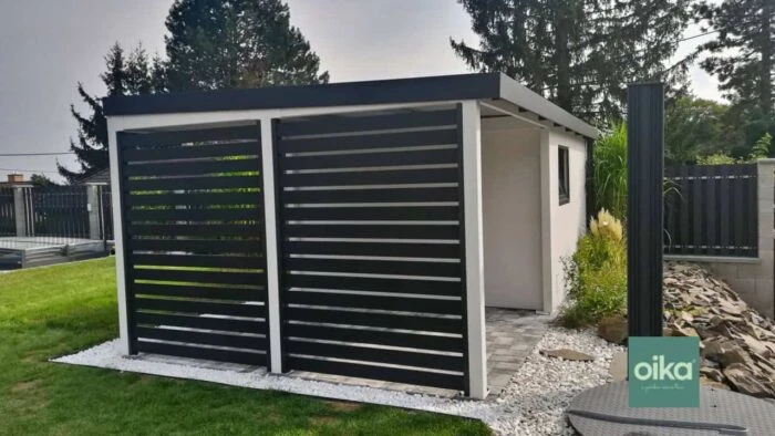 Štýlový záhradný domček s prístreškom postaveným v záhrade, domček je vybavený výklopnými bránami na ľahšie uskladnenie záhradného vybavenia