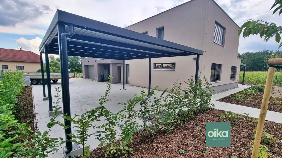 Prefabrikovaný prístrešok s bezúdržbovou povrchovou úpravou