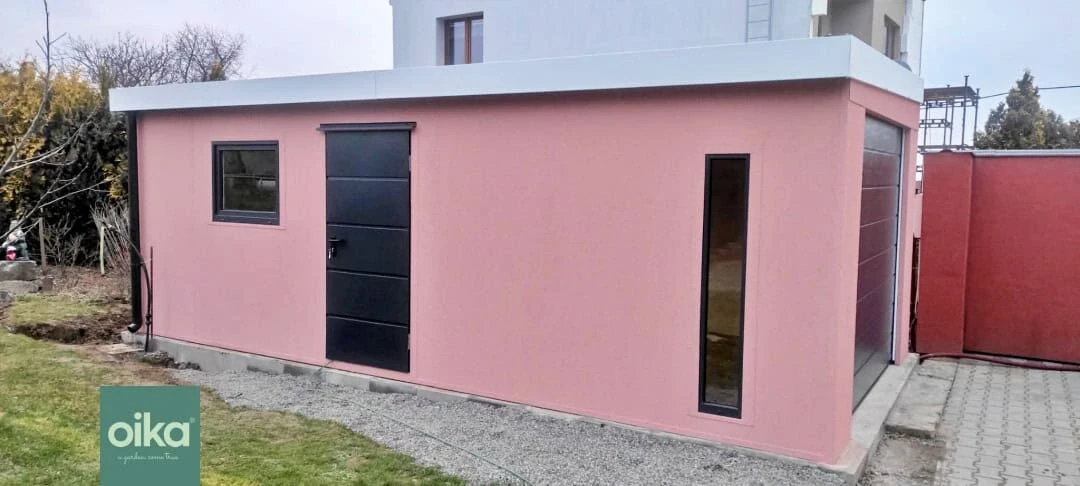 Bočný pohľad na garáž s oknom, dverami a strešným oknom