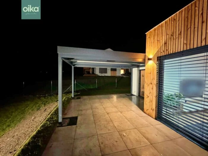 Montovaná pergola postavená pri dome