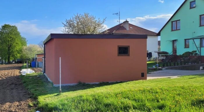 Montovaná garáž pre 2 parkovacie miesta s kompletnou izoláciou a sekcionálnymi bránami