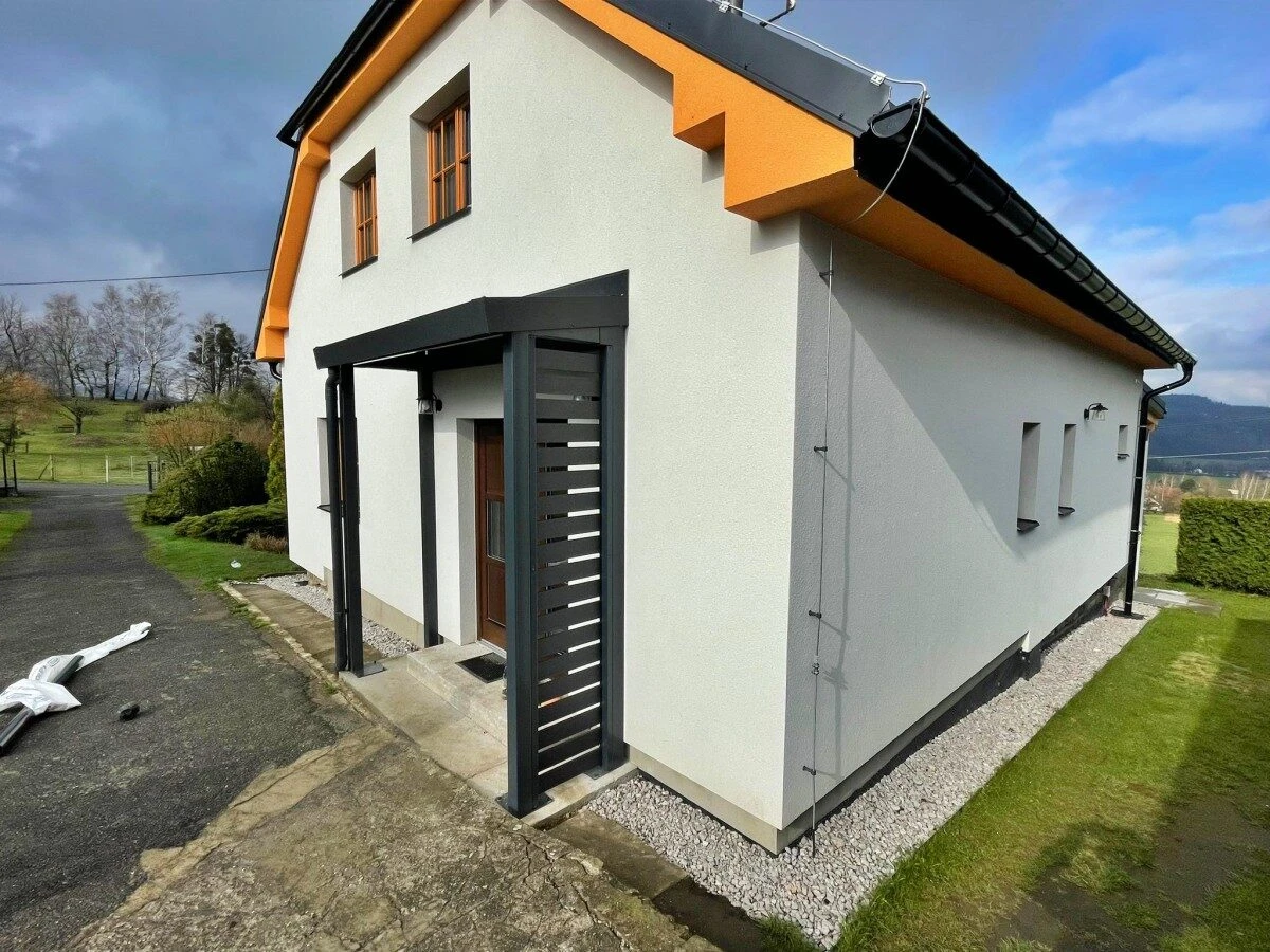 Montovaný prístrešok realizovaný pred rodinným domom