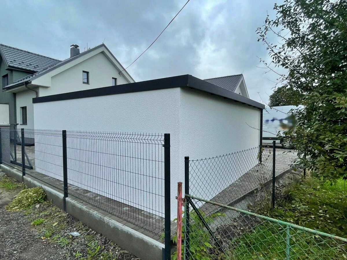 Montovaná garáž pre 2 autá s hotovou bielou omietkou