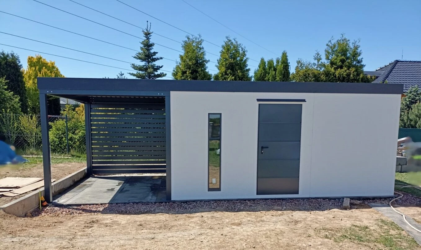 Montovaný záhradný domček s prístreškom a dizajnovým strešným oknom