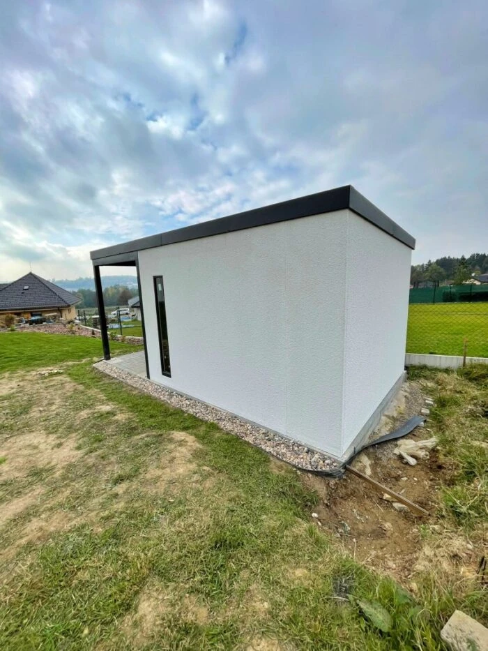 Montovaný záhradný domček s prístreškom a hotovou bielou omietkou