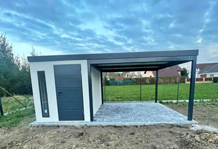 Montovaný záhradný domček so šikmou strechou a prístreškom v antracitovej farbe