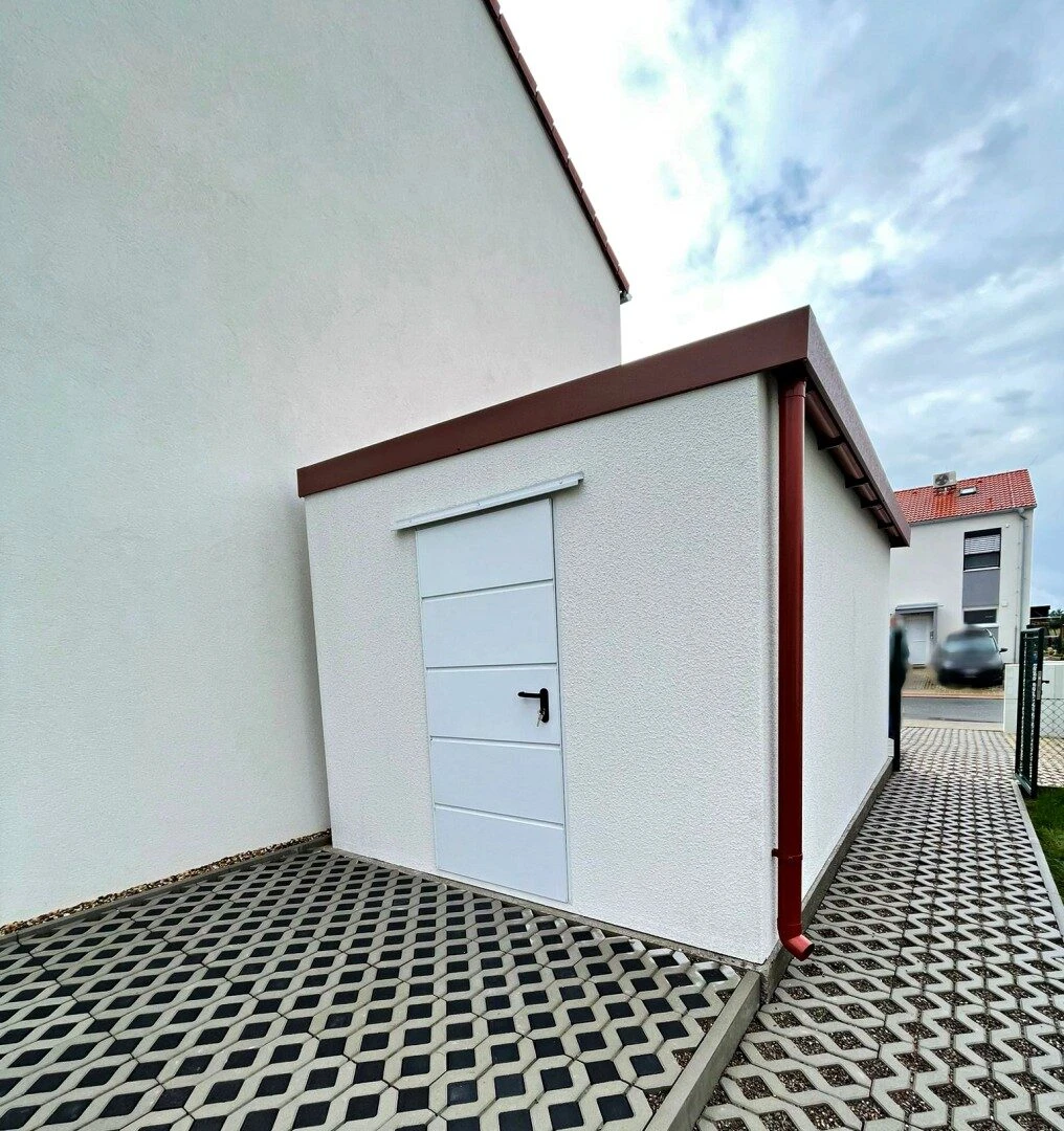 Prefabrikovaná garáž s vlastným odkvapom z tehál