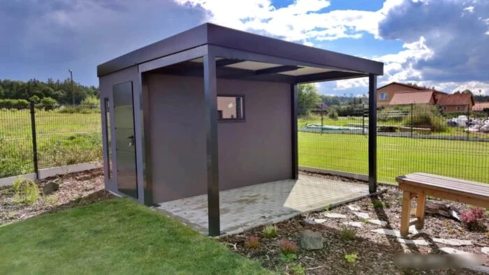 Montovaný záhradný domček s prístreškom v tmavosivej farbe