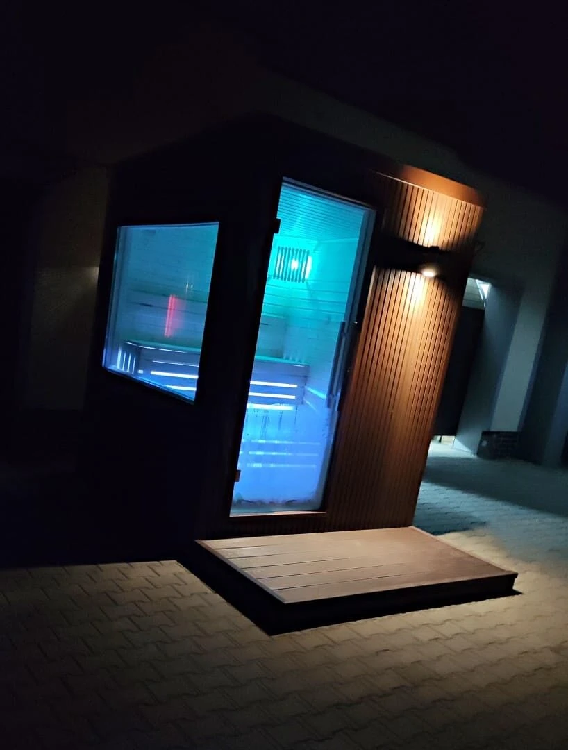 Vonkajšia fínska sauna s prednou terasou s hliníkovou konštrukciou a osvetlením RGB