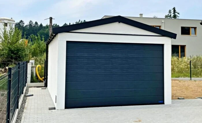 Montovaná garáž pre 1 auto s dverami vo farbe strešného okna