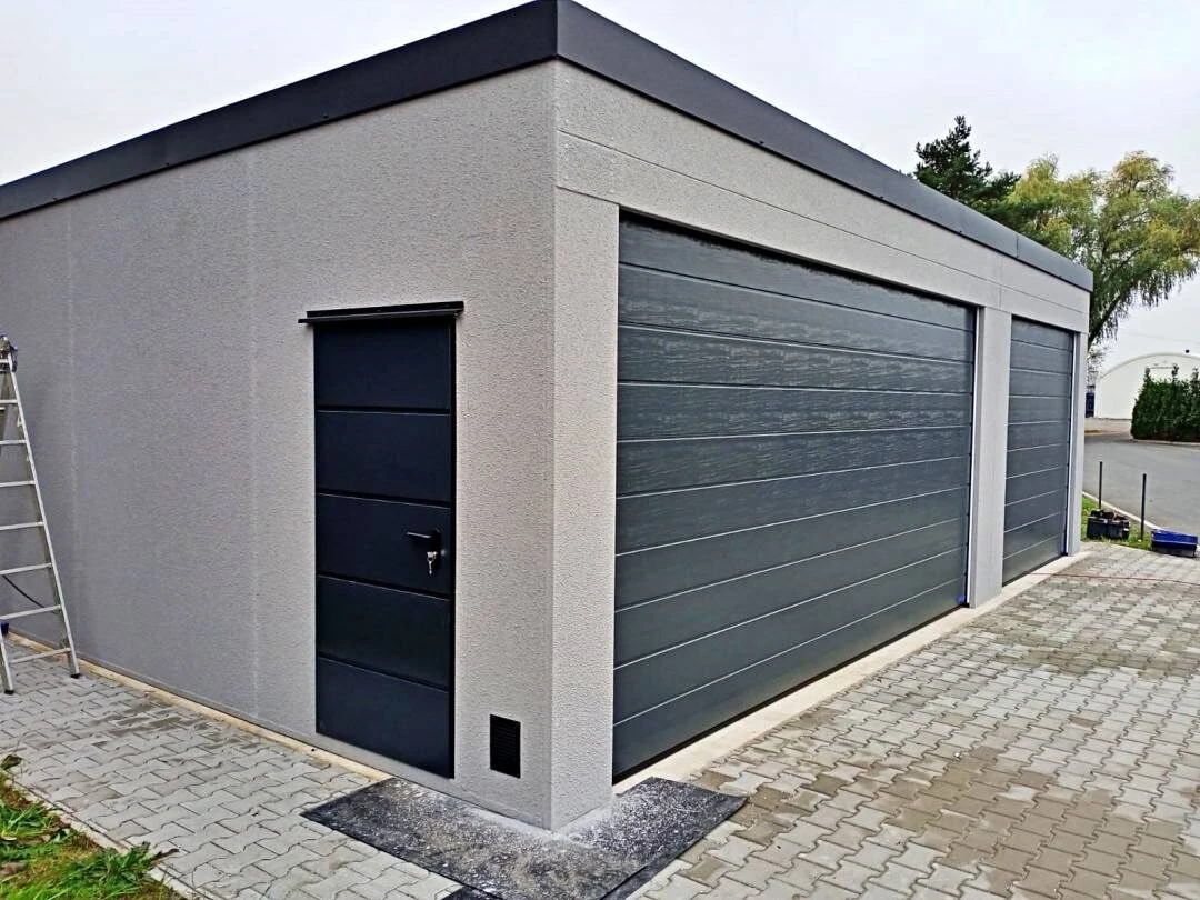 Prefabrikovaná dvojgaráž spojená s jednoduchou garážou