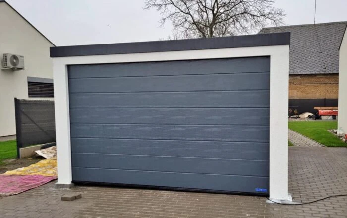 Montovaná garáž pre 1 auto so šikmou strechou a oknom