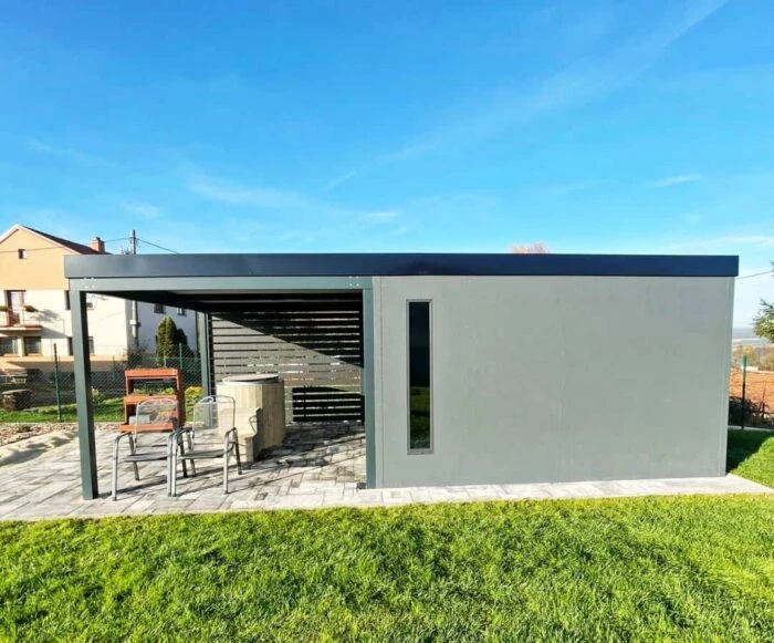 Montovaný záhradný domček so vstupnými dverami, strešným oknom a oknom