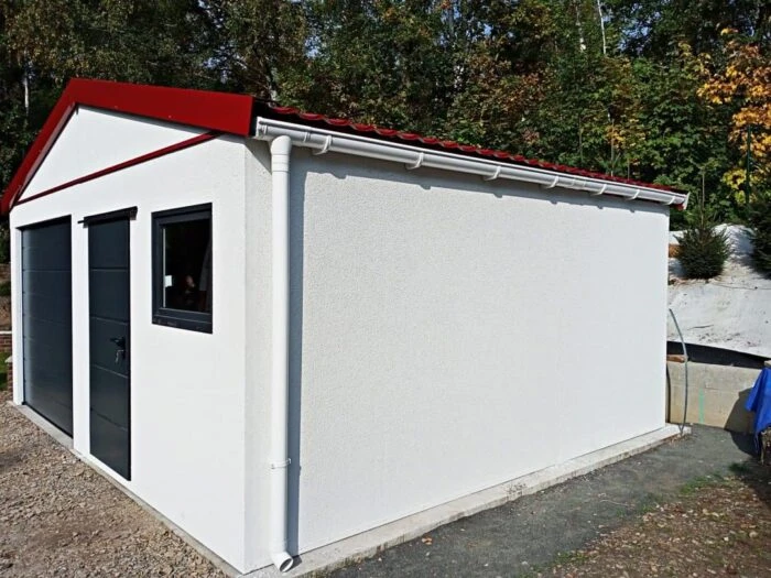 Montovaná garáž pre 2 autá so sedlovou strechou, odkvapom