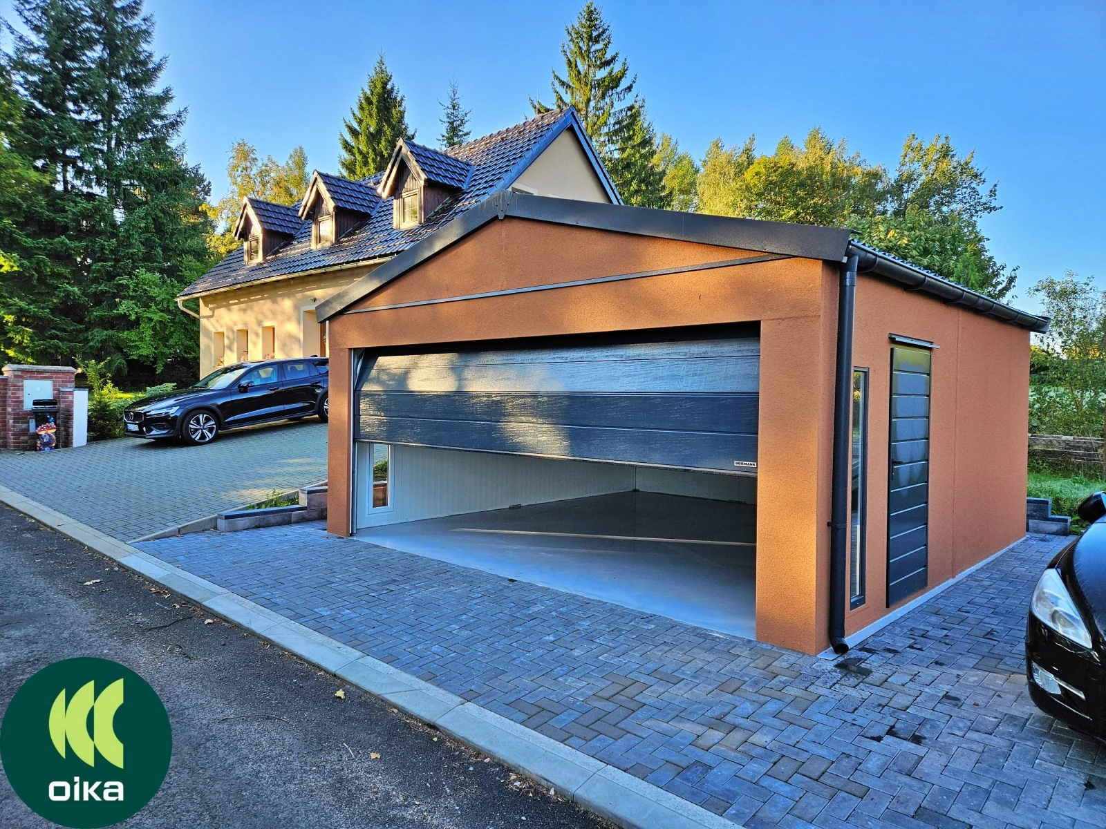 Montovaná garáž pre 2 autá s veľkými sekcionálnymi bránami s pohonom